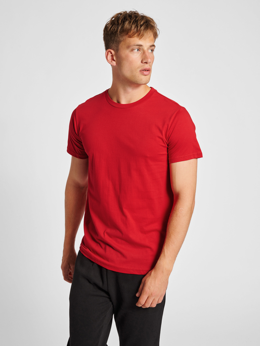 hmlRED BASIC T-SHIRT S/S, TANGO RED, model