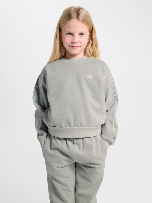hmlJR LOOSE GLITTER CREWNECK, HIGH RISE, model