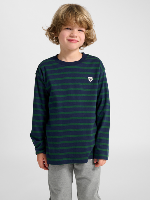 hmlJR LOOSE STRIPE T-SHIRT L/S BEE, DRESS BLUES, model