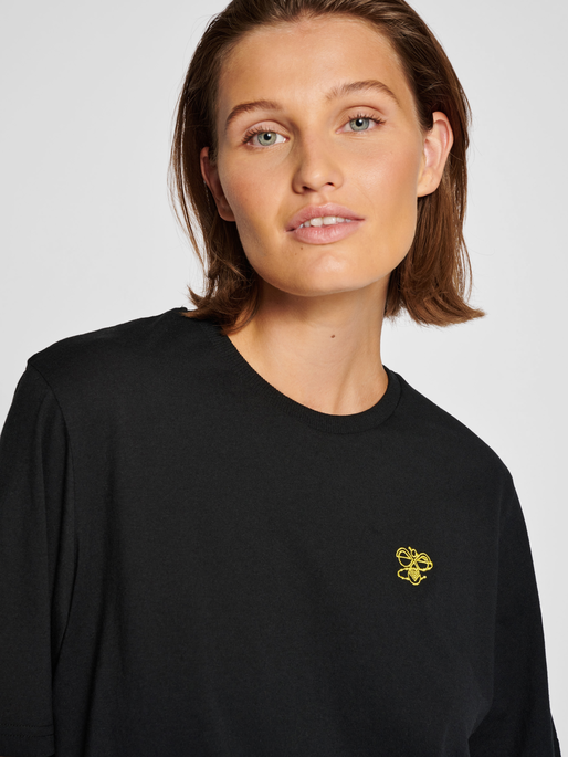 hmlAMNESTY T-SHIRT, 2001, model