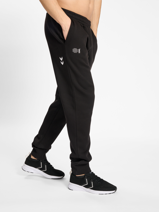 hmlCOURT COTTON SWEATPANTS, BLACK, model