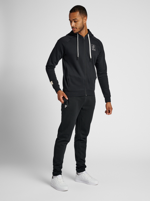 hmlGG12 SWEAT PANTS, BLACK, model