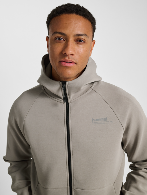 hmlTECH FLEECE REGULAR ZIP HOODIE, ROCK RIDGE, model