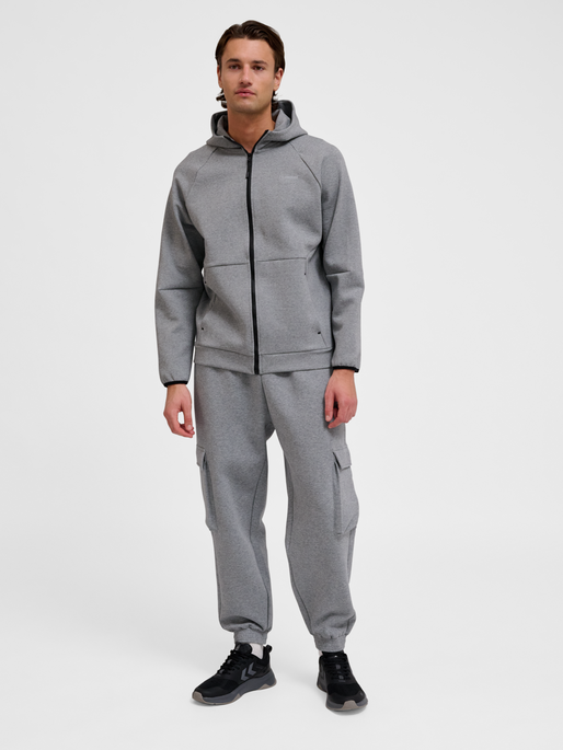 hmlTECH FLEECE REGULAR ZIP HOODIE, GREY MELANGE, model