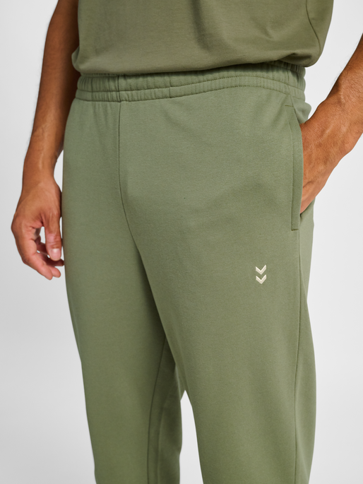 hmlPULSE SWEAT PANTS, DEEP LICHEN GREEN, model