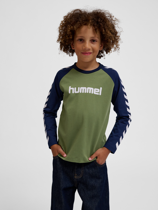 hmlBOYS T-SHIRT L/S, OLIVINE, model