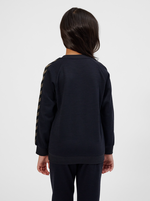 hmlWONG SWEATSHIRT, BLACK, model