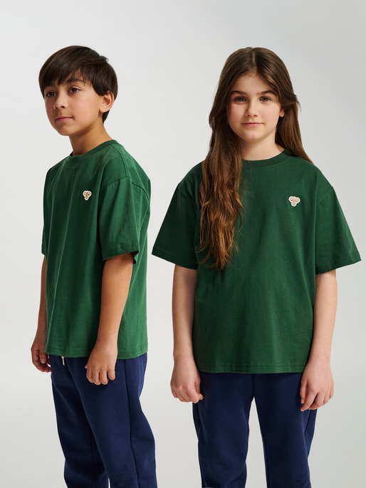 hmlJR LOOSE T-SHIRT S/S BEE, DARK GREEN, model