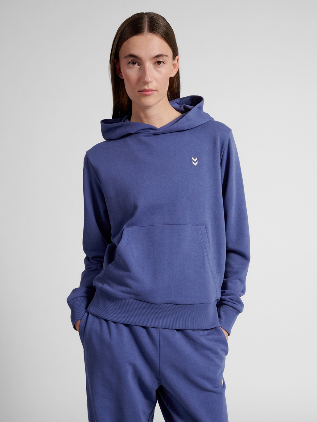 hmlPULSE W SWEAT HOODIE, BLUE INDIGO, model