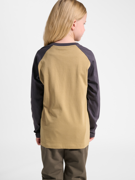 hmlJR LOGO T-SHIRT L/S, CORNSTALK, model