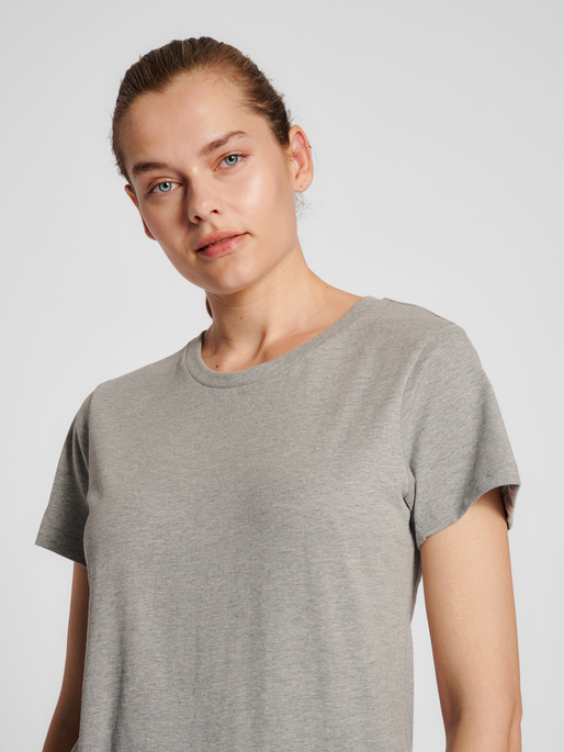 hmlRED BASIC T-SHIRT S/S WOMAN, GREY MELANGE, model