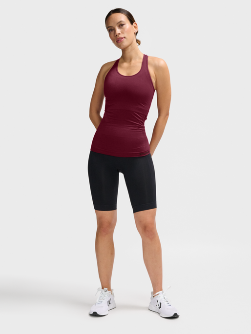 hmlTIF SEAMLESS TOP, CHOCOLATE TRUFFLE, model