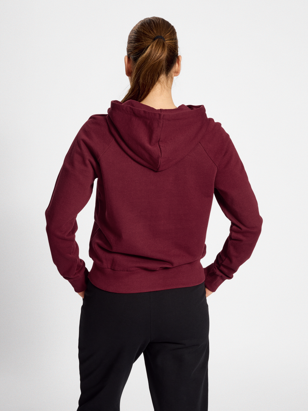 hmlNONI 2.0 HOODIE, CABERNET, model