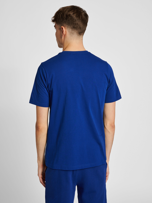 hmlLGC JOEL T-SHIRT, ESTATE BLUE, model
