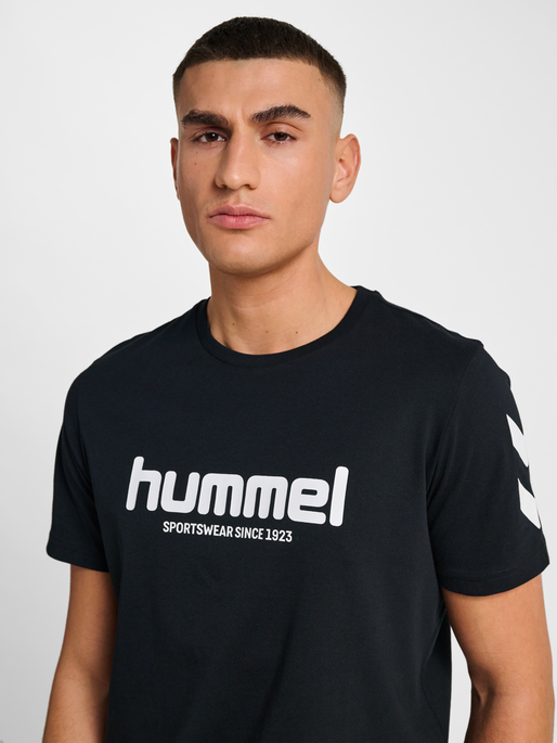hmlLEGACY 2.0 T-SHIRT S/S, BLACK, model