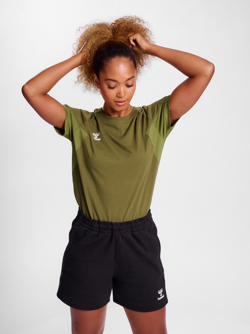 hmlTRAVEL T-SHIRT S/S WOMAN, MILITARY OLIVE, model