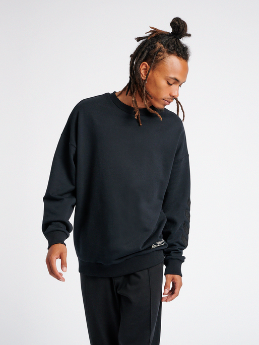 hmlURBAN SWEATSHIRT, 2001, model
