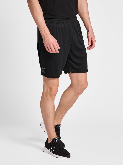 hmlQ4 POLY SHORT, BLACK, model