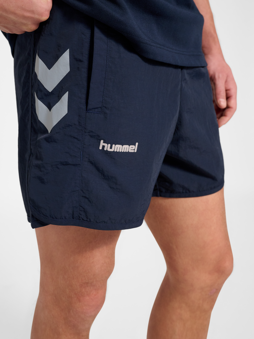 hmlWORLD 26 TRACK SHORTS, DARK SAPPHIRE, model