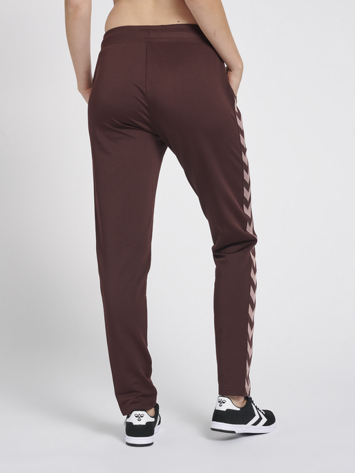 hmlNELLY 2.0 TAPERED PANTS, FUDGE, model