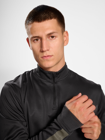 hmlACTIVE PL HALF ZIP, OBSIDIAN, model