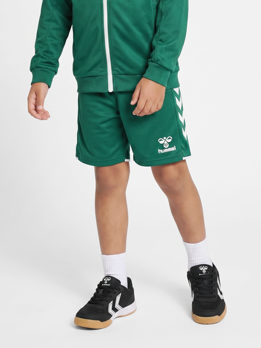 hmlCORE 2.0 SHORTS KIDS, EVERGREEN/WHITE, model