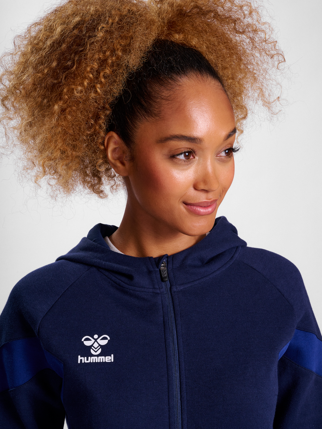 hmlTRAVEL ZIP HOODIE WOMAN, MARINE, model