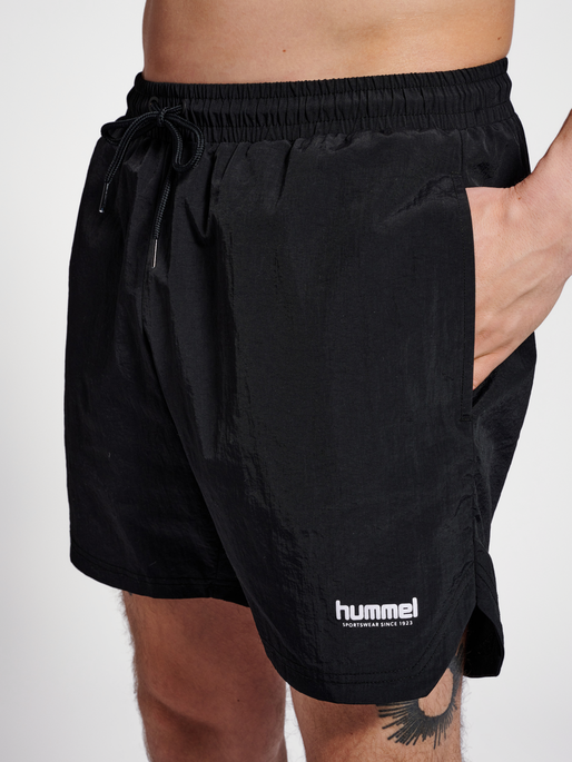 hmlLGC TRAVIS WOVEN SHORTS, 2001, model