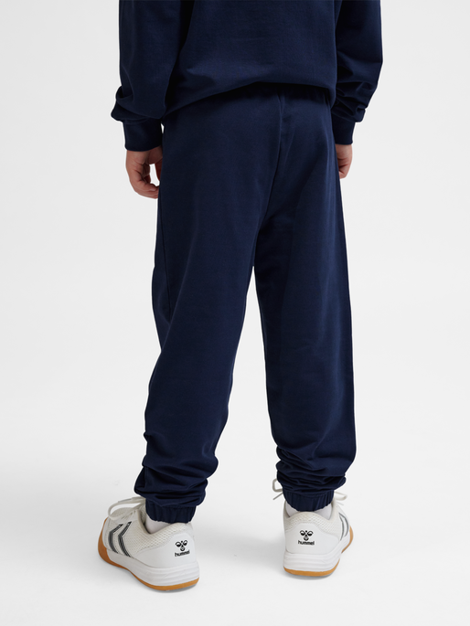 hmlTUKAS PANTS, BLACK IRIS, model