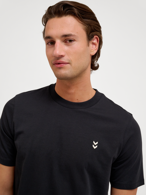 hmlPULSE T-SHIRT, BLACK, model