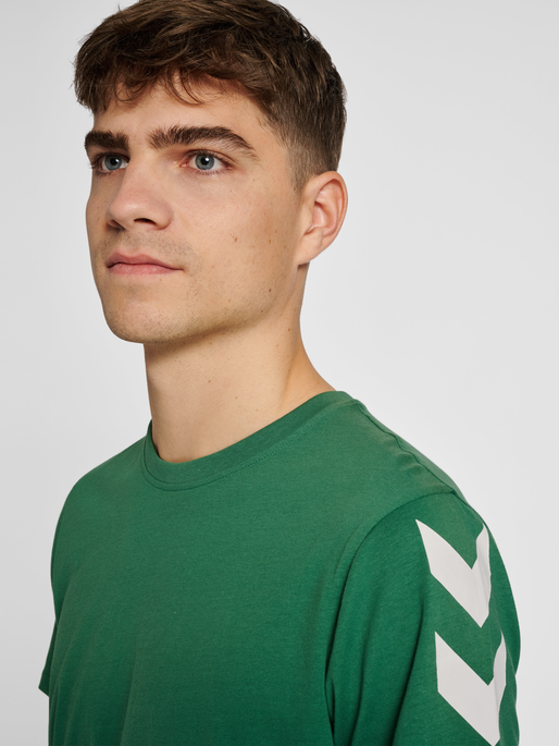 hmlLEGACY CHEVRON T-SHIRT, FOLIAGE GREEN, model
