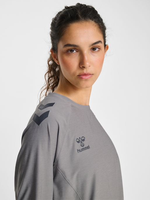 hmlCIMA 2.0 JERSEY S/S WOMAN, ALLOY MELANGE, model