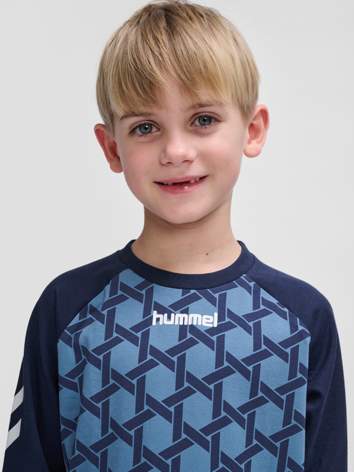 hmlPS T-SHIRT L/S, CAPTAIN'S BLUE, model