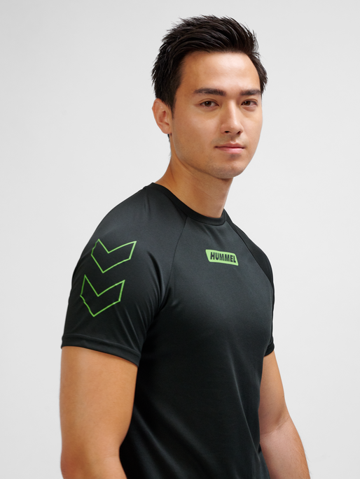 hmlTE TOPAZ T-SHIRT, BLACK/POISON GREEN, model