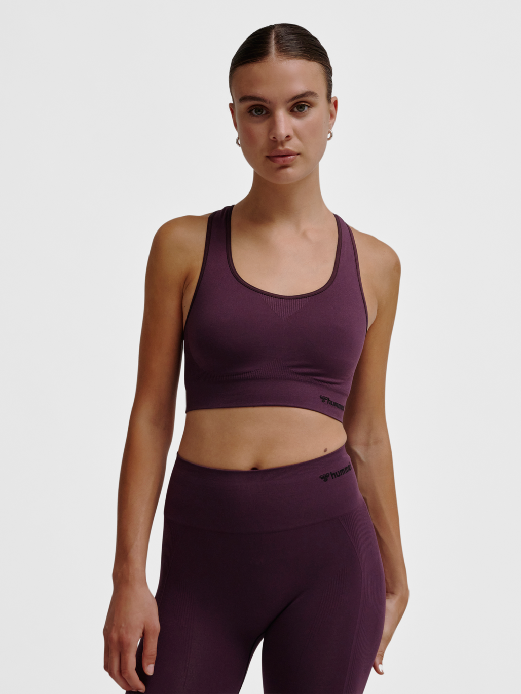 hmlTIF SEAMLESS SPORTS TOP, PLUM PERFECT, model