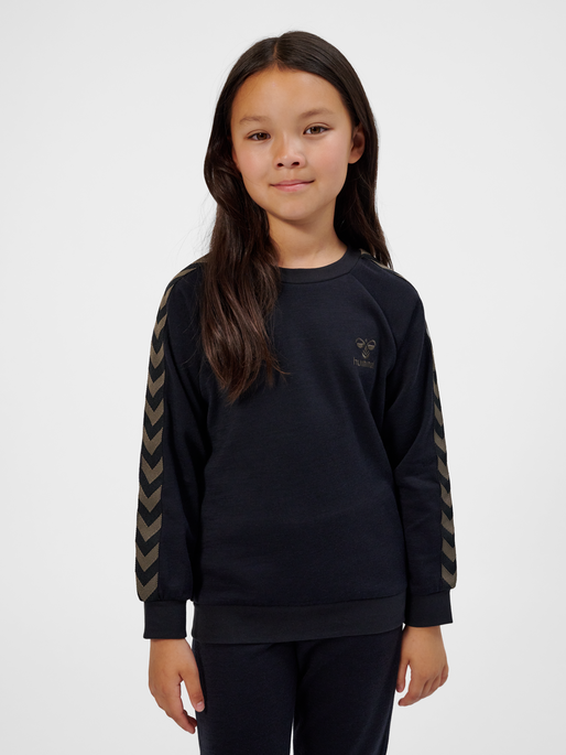 hmlWONG SWEATSHIRT, BLACK, model