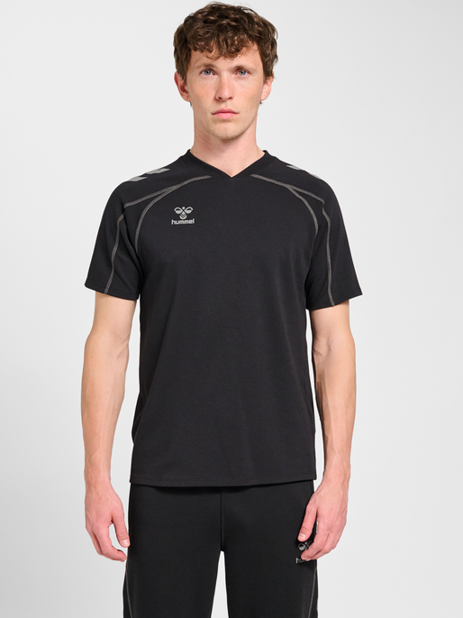 hmlMOVE 2.0 T-SHIRT S/S, BLACK, model