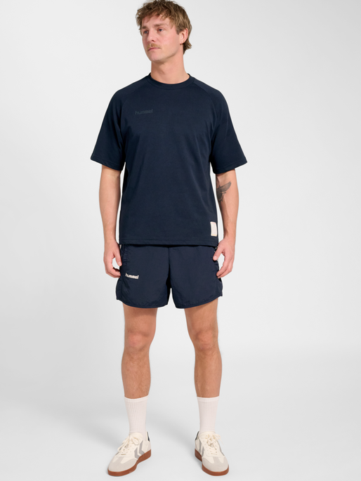 hmlWORLD 26 T-SHIRT S/S, DARK SAPPHIRE, model