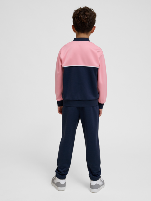 hmlDALLAS TRACKSUIT, PARISIAN NIGHT, model