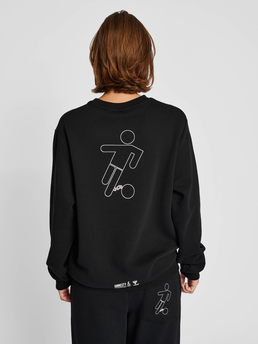 hmlAMNESTY SWEATSHIRT, 2001, model