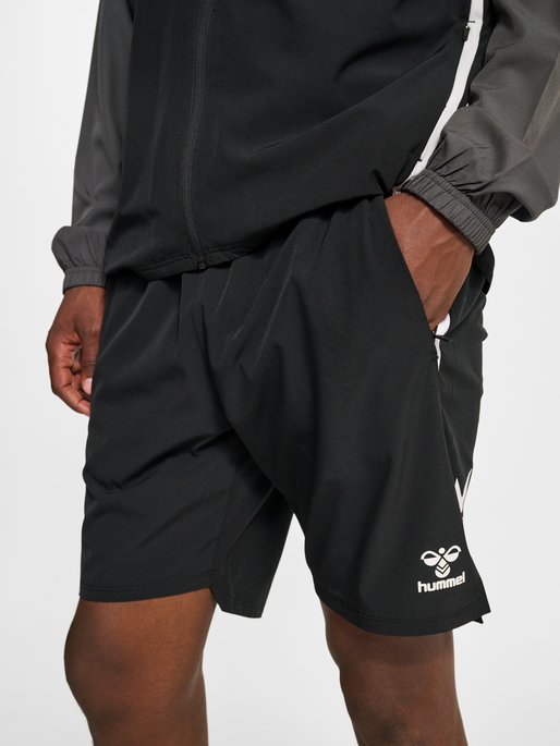 hmlLEAD 2.0 WOVEN SHORTS, BLACK, model