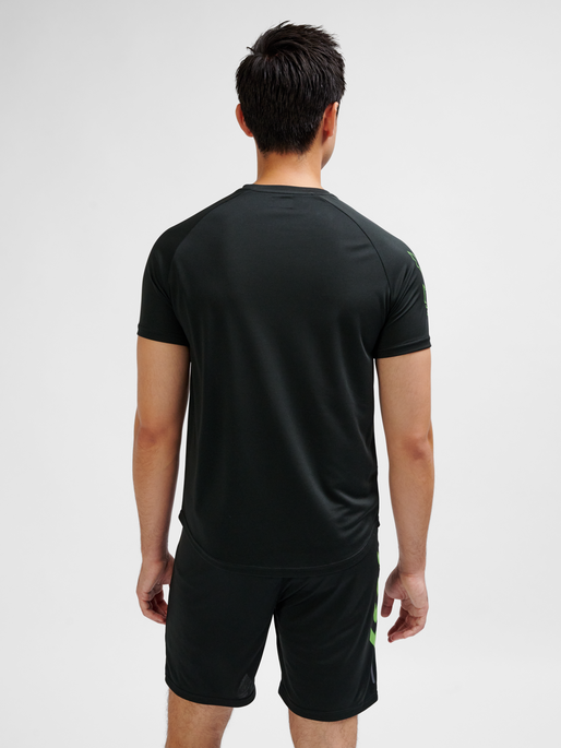 hmlTE TOPAZ T-SHIRT, BLACK/POISON GREEN, model