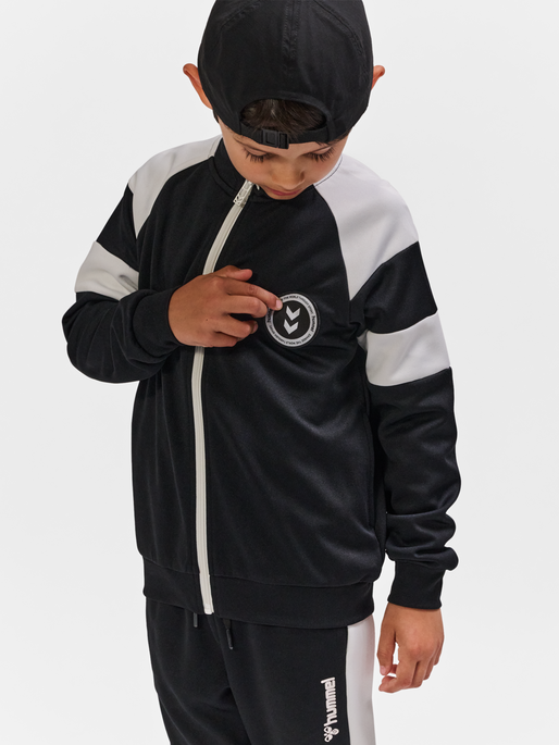 hmlRUNNER ZIP JACKET, BLACK, model