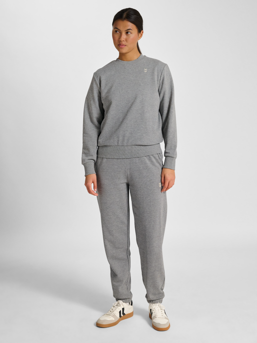 hmlPULSE W SWEAT CREWNECK, GREY MELANGE, model