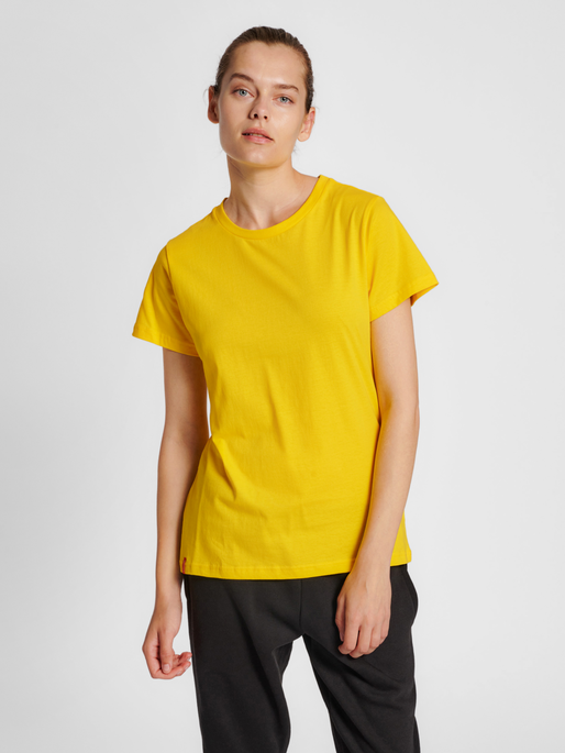 hmlRED BASIC T-SHIRT S/S WOMAN, EMPIRE YELLOW, model