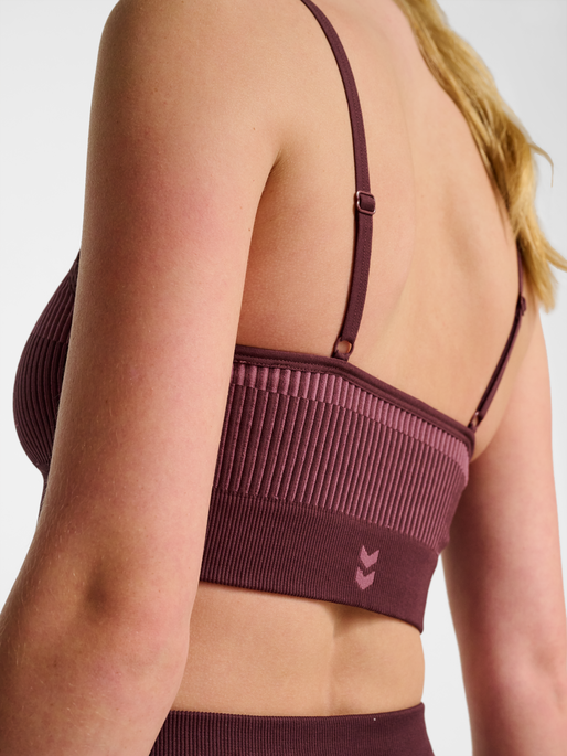 hmlYOGA SEAMLESS LOW SUPPORT BRA, FUDGE, model