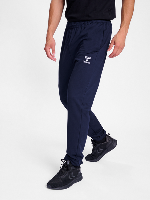 hmlGO 2.0 SWEATPANTS, MARINE, model