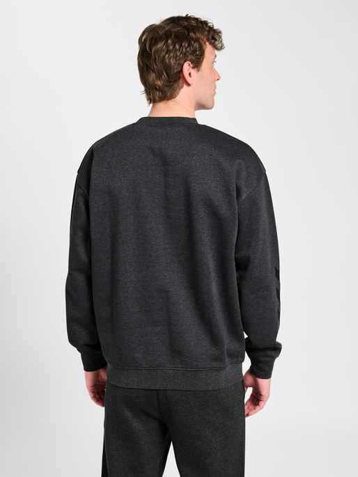 hmlCHEVRON ATHLETIC SWEATSHIRT, DARK GREY MELANGE, model