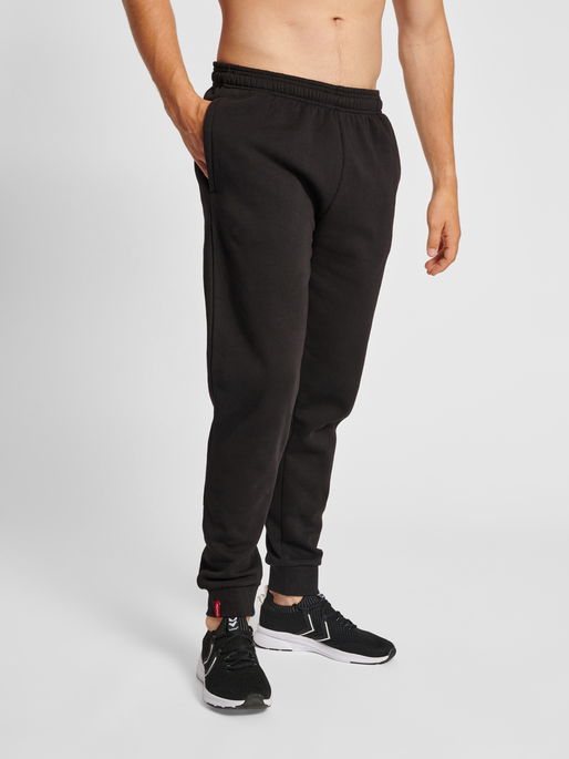 hmlRED BASIC SWEAT PANTS, BLACK, model