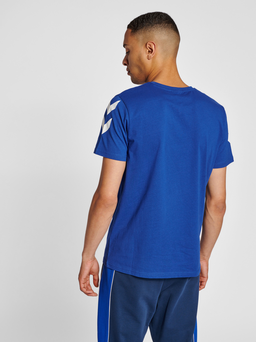 hmlLEGACY CHEVRON T-SHIRT, MAZARINE BLUE, model